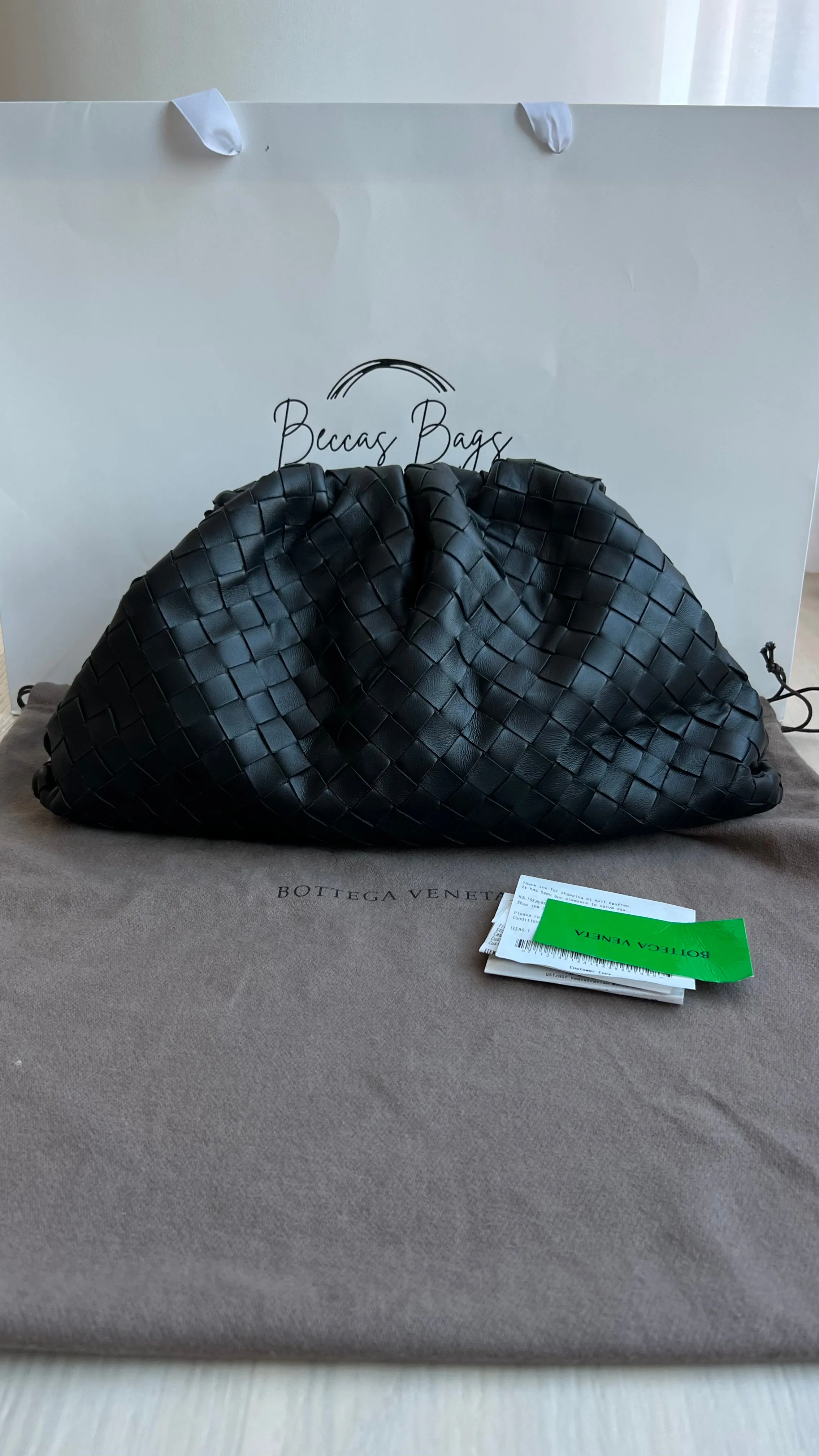 Bottega Veneta Elegant Leather Pouch Bag