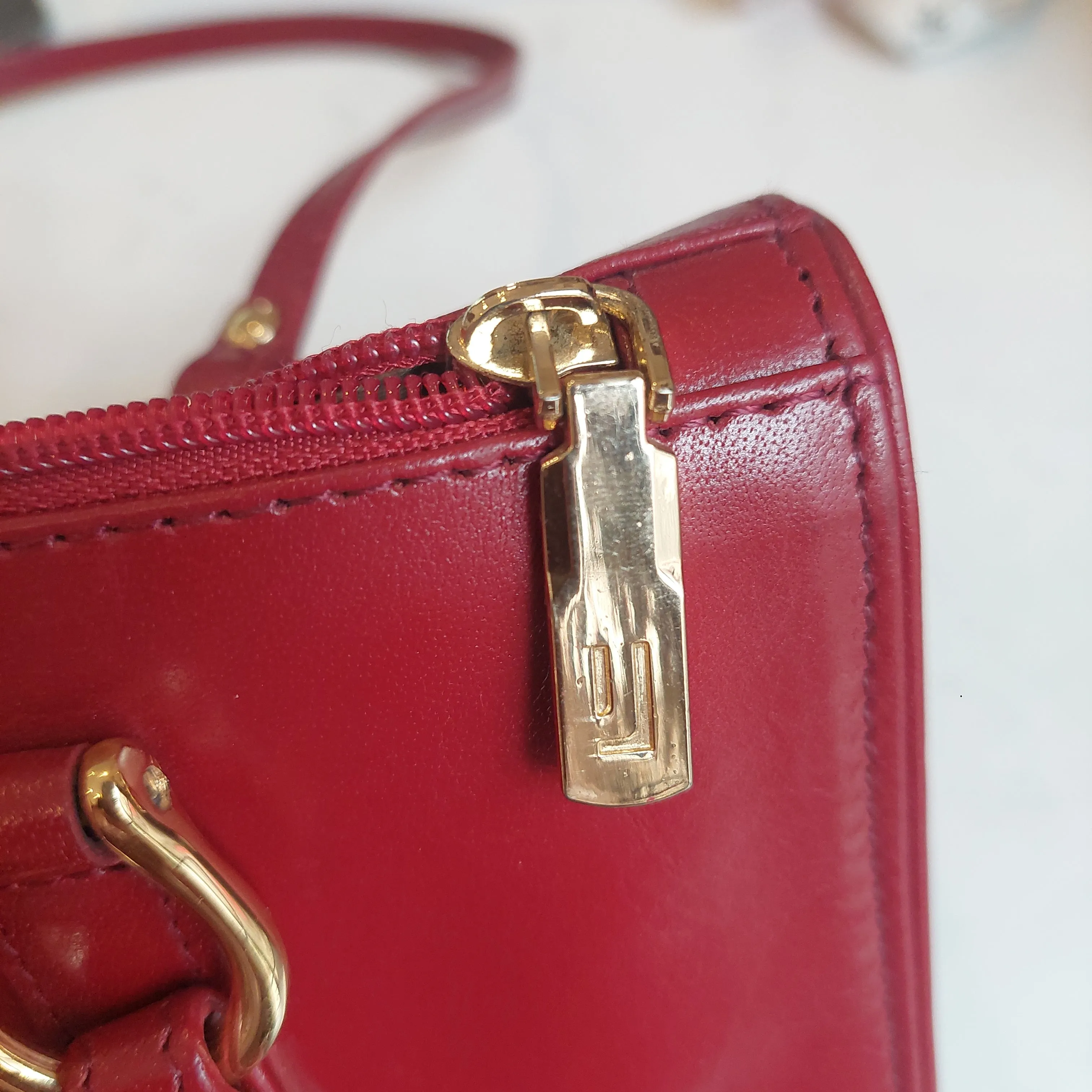 Jafferjees Red Leather Shoulder Bag | Pre Loved |